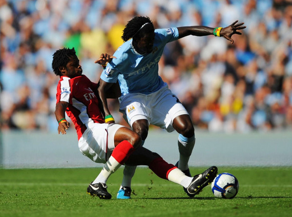 Emmanuel Adebayor (R) of Manchester City is challenged by Alexandre Song Billong of Arsenal during the Barclays Premier League match between Manchester City and Arsenal at the City of Manchester Stadium on September 12, 2009 in Manchester, England. (September 11, 2009 - Photo by Shaun Botterill/Getty Images Europe)